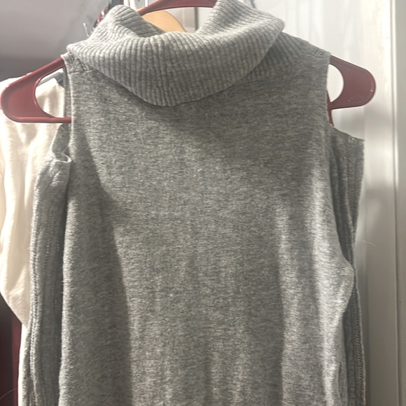 Cliché Gray Turtleneck Sweater; cold shoulder - Picture 2 of 4